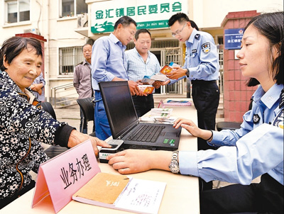 上海户籍接待窗口进社区 家门口的便民服务新实践